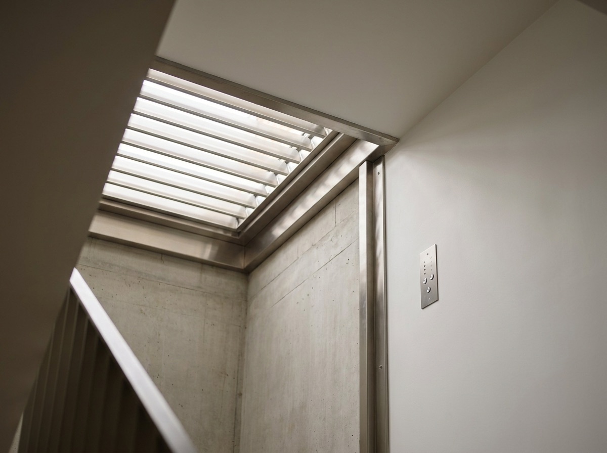 Automatic opening vent (AOV) at the head of a stairwell smoke shaft